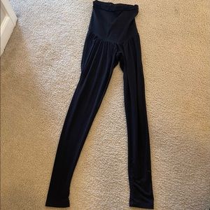 MATERNITY ALERT! 💗💙 A Pea in the Pod brand black leggings. Size XS.